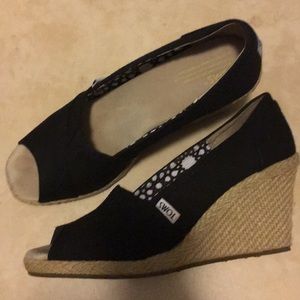 Black and Tan Toms wedges